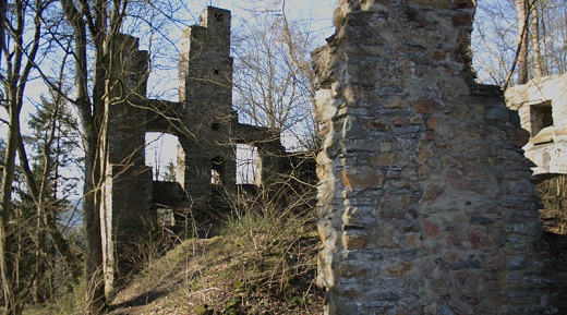 Das Bild zeigt Teile der Ruine der Burg Schwarzenberg in Plettenberg.
