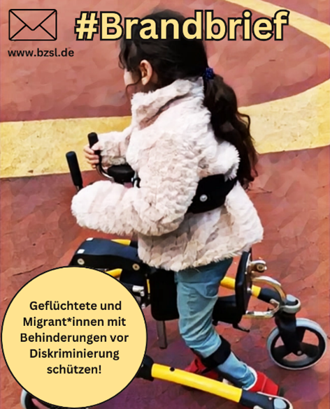 Im Hintergrund ist ein kleines Mädchen mit einer Gehhilfe. Im Vordergrund gibt es ein Infokasten „Geflüchtete und Migrant*innen mit Behinderungen vor Diskriminierung schützen!“ sowie der Hashtag Brandbrief mit einem Briefumschlag und der Webseite www.bzsl.de