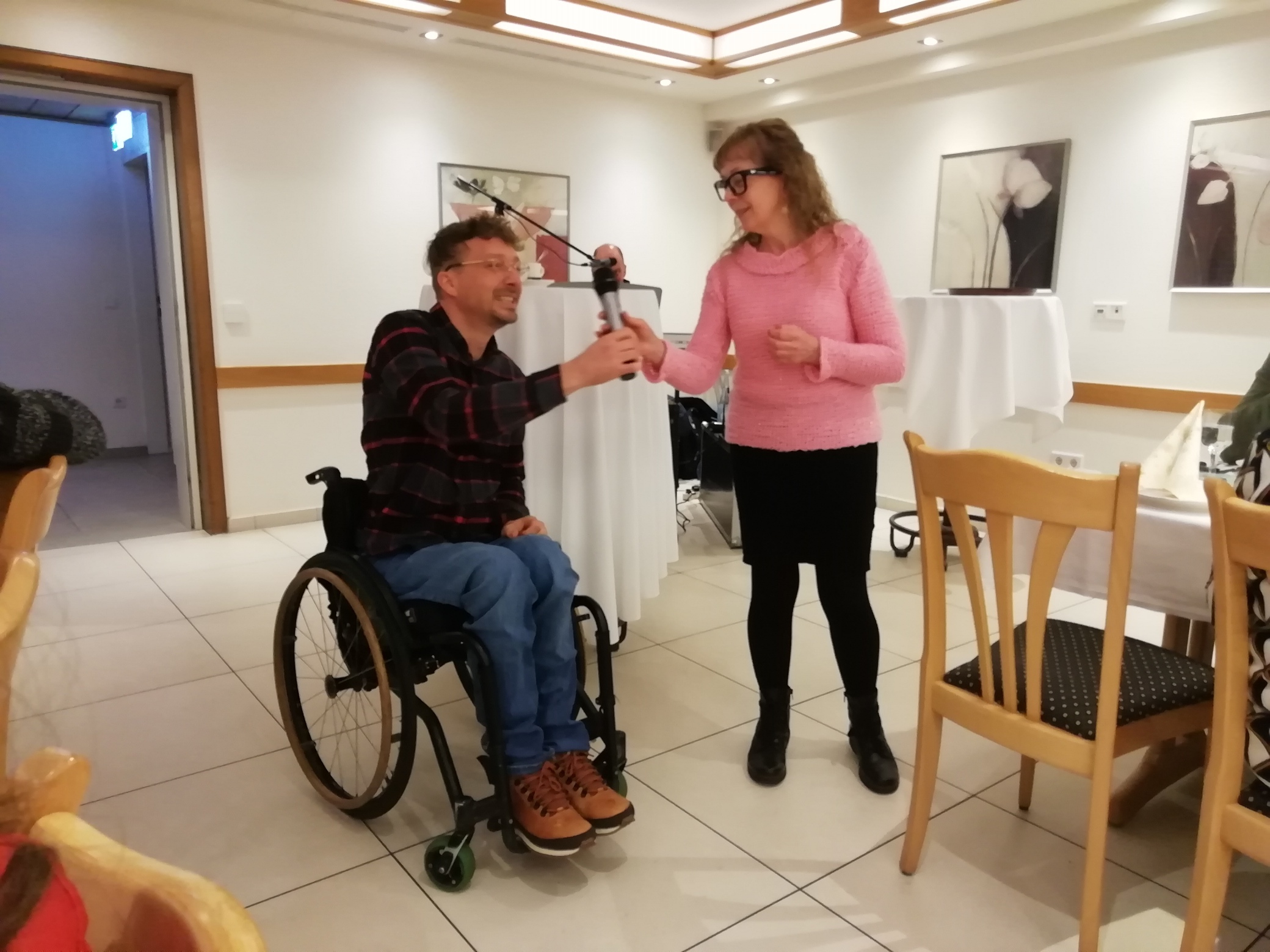 Sprecherin Gabi Hens reicht Dennis Sonne das Mikrofon. Sprecherin Gabi Hens reicht Dennis Sonne das Mikrofon.