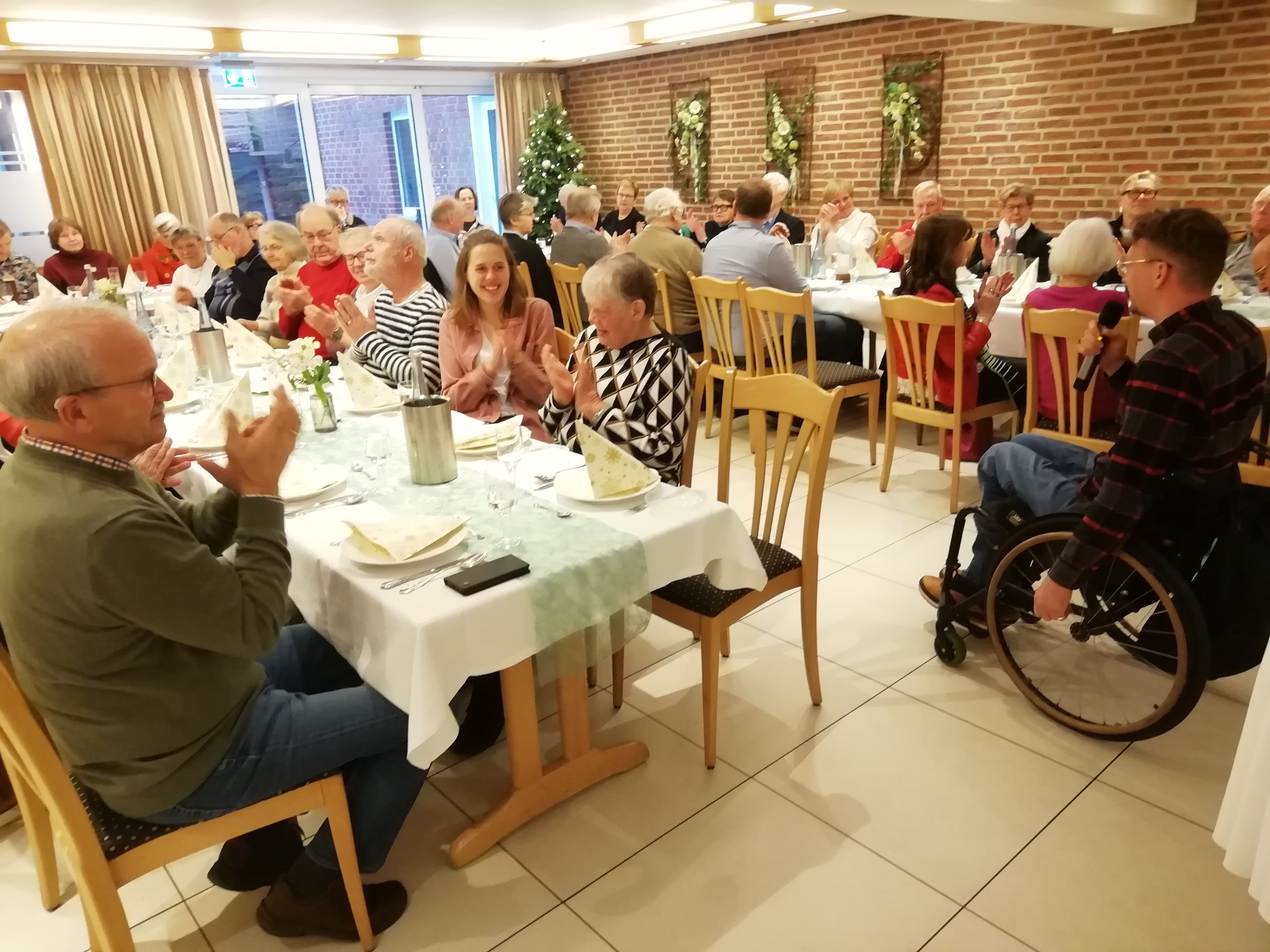 Die Zuhörer lauschen Dennis Sonne (vorne im Rollstuhl) begeistert. Die Zuhörer lauschen Dennis Sonne (vorne im Rollstuhl) begeistert.