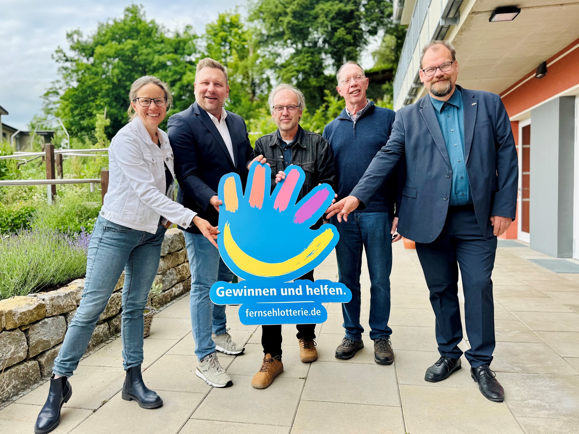 Silvia Koch, Einrichtungsleiterin des Seniorenzentrums Blickpunkt; Stephan Masch, Repräsentant der DEUTSCHEN FERNSEHLOTTERIE; Jürgen Alliger, Quartiersmanager; Herbert Kleine-Wolter, stellv. Vorsitzender des BSVW und Tim Kock, Geschäftsführer des BSVW bei der symbolischen Übergabe der Fördermittel in Meschede (von links)