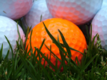 Foto: Ein oranger Golfball unter lauter weißen