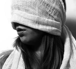 Foto: Eine Frau mit einem Tuch über den Augen