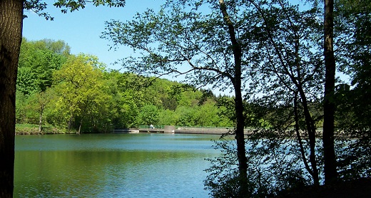 Das Bild zeigt die Heilenbecker Talsperre in Ennepetal, Foto: Joost, pixelio.de