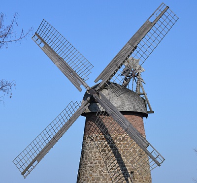 Das Bild zeigt eine Windmühle im Stadtteil Eilhausen, Foto: Heiko Klasing, pixelio.de
