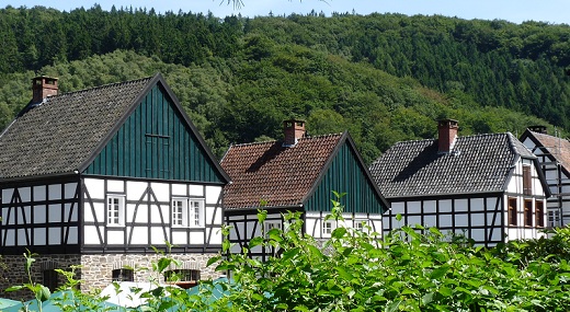Das Bild zeigt Fachwerkhäuser im LWL-Freilichtmuseum in Hagen.