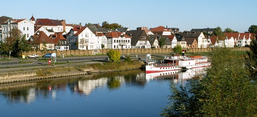 Das bild zeigt einen fluss und die stadt minden