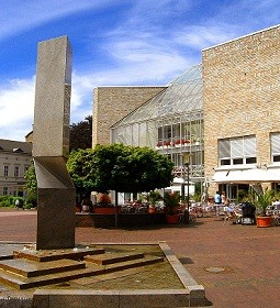 Das Bild zeigt den Rathausvorplatz in Unna.