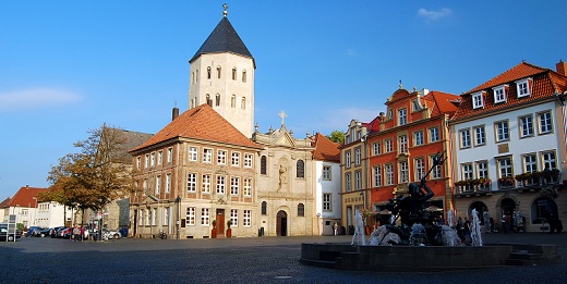 Das Bild zeigt den Domplatz in Paderborn