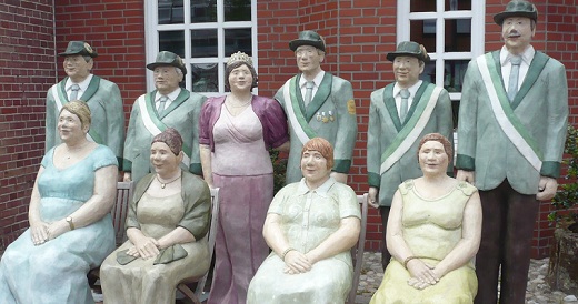 Das Bild zeigt Kunstfiguren, die in der Innenstadt von Iserlohn ausgestellt sind.