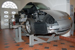 Das Foto zeigt einen Porsche, zur Hälfte ohne Karosserie, Quelle: www.dortmund.de