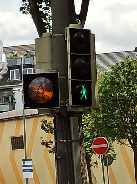 Grüne Fußgängerampel mit leuchtender Warnlampe an der Märkischen Straße