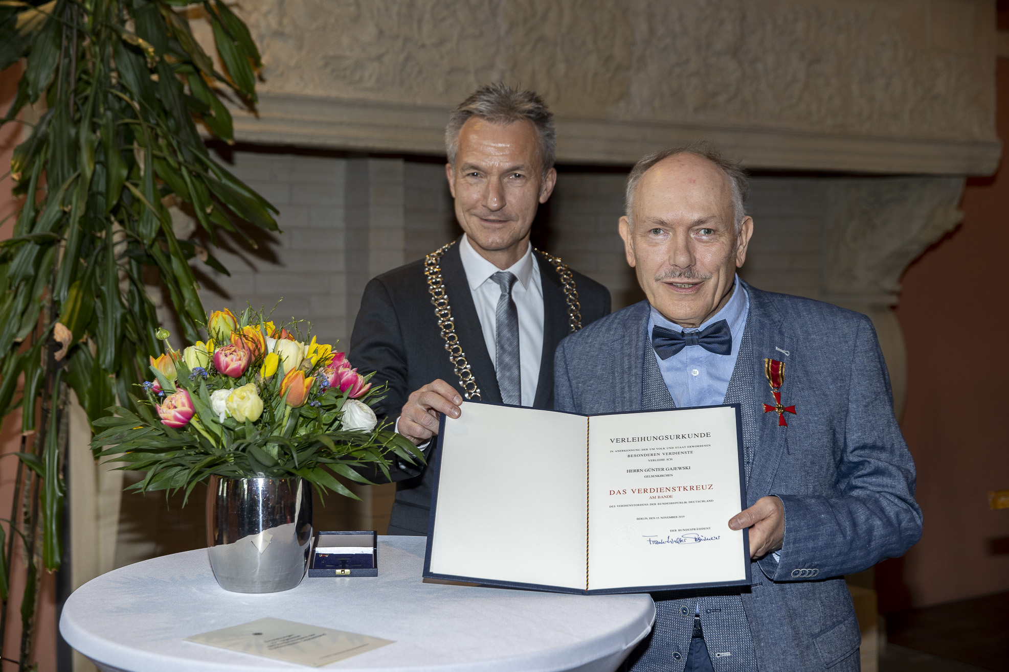 Oberbürgermeister Frank Baranowski mit Günter Gajewski und seiner Verleihungsurkunde