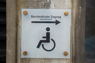 Schild mit einem Rollstuhl und der Überschrift "barrierefreier Zugang"