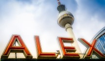 Das Foto zeigt den Berliner Fernsehturm mit den Buchstaben 