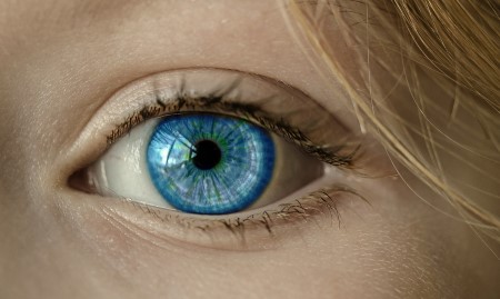 Das Fotozeigt das Auge einer Frau in einer Nahaufnahme, Quelle: Pixabay