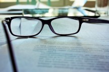 Das Foto zeigt eine Brille, die auf Studienunterlagen liegt, Quelle: Pixabay