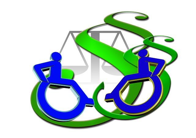 Grafik mit zwei blauen Rollstuhlfahrern vor grünem Paragrafen-Zeichen und grauer Waage. 