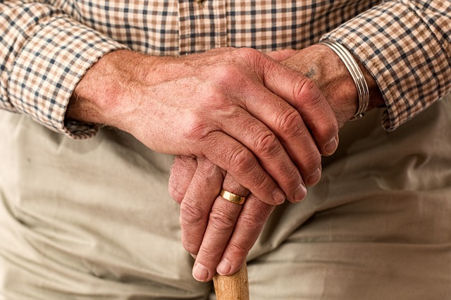 Hände eines Rentners