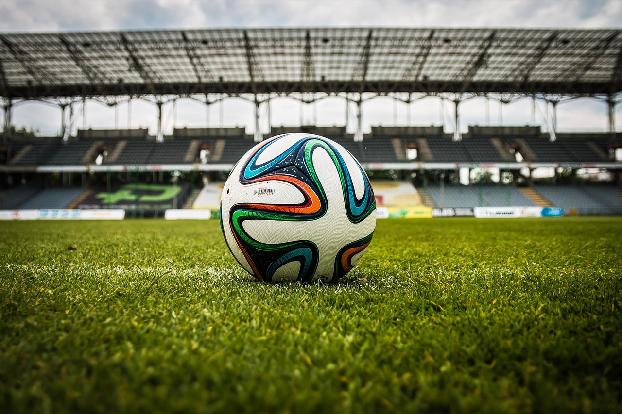 Das Foto zeigt einen Fußball in einem Fußballstadion, Quelle: Pixabay