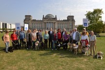 Die teilnehmenden Blindenführhundhalter haben sich vor dem Reichstagsgebäude versammelt, Bildnachweis: DBSV/Ziebe