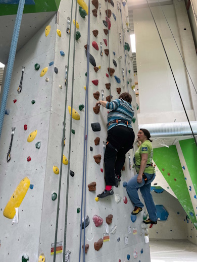 Zwei frauen klettern an einer kletterwand in halle