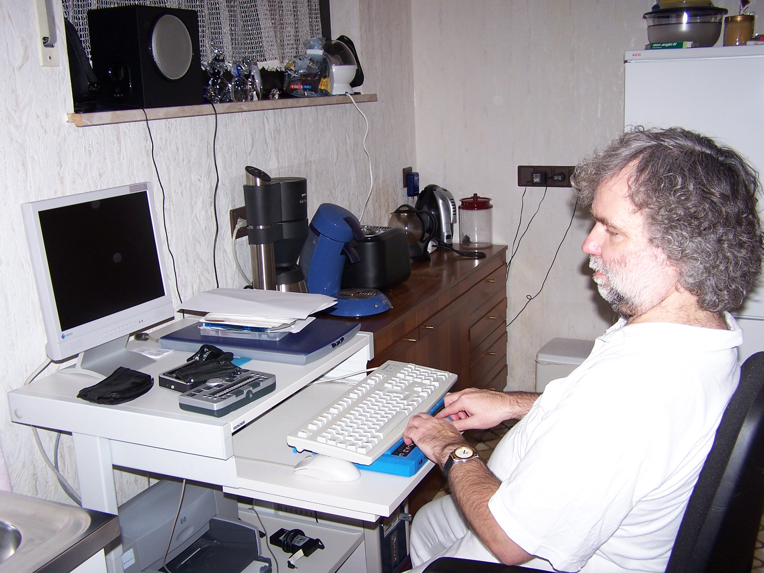 52_Benutzen_von_Computer_mit_Braillezeile.JPG Benutzen von Computer mit Braillezeile