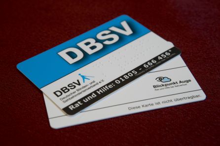 DBSV-Karte mit Aufdruck in Punktschrift