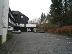 Blick hinter Altbau zum Hintereingang