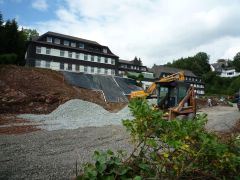 Vor dem Altbau wird gebaggert