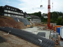 Neue Bodenplatte vor dem Altbau