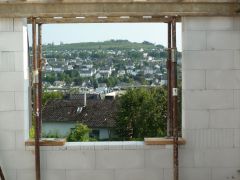 Blick aus einer Fensteröffnung aufs Tal